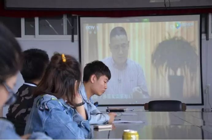 学习黄大年先进事迹.jpg